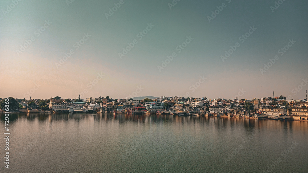 Obraz premium A LAKE IN PUSHKAR