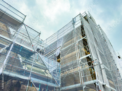 Φωτογραφία Construction site showcasing scaffolding and restoration work on a historic buil