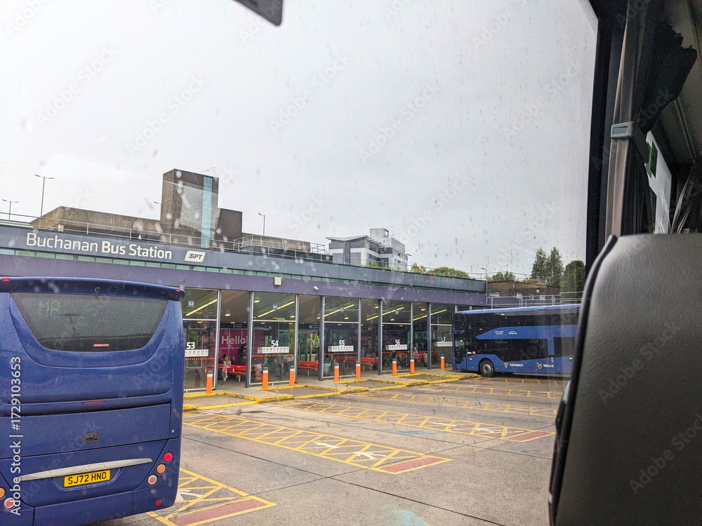 Obraz premium Atmospheric view from a bus window of coaches at Glasgow's Buchanan Bus Station on a rainy day.