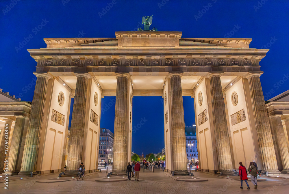 Fototapeta premium Abendstimmung am Brandenburger Tor in Berlin, Deutschland