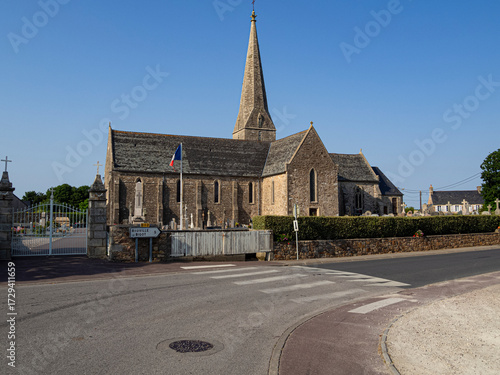 Iglesia Saint-Pair de Saint-Pair-sur-Mer en Normandía Francia, construcción en piedra típica normanda su torre campanario alta y puntiaguda
