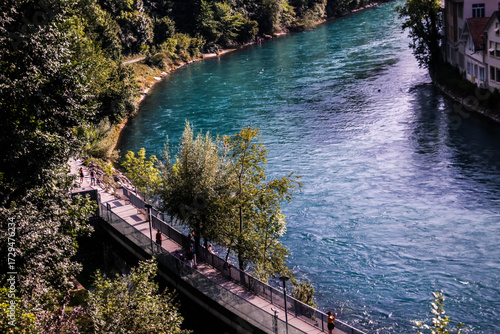 Fototapeta Naklejka Na Ścianę i Meble -  Vista panorámica de Berna con el río Aare – Panoramic view of Bern with the Aare river – Panoramablick auf Bern mit der Aare.