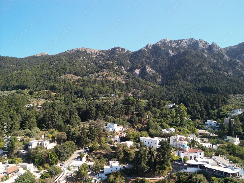 Fototapeta premium Zia - Wyspa Kos - Grecja - Wioska Zia na wyspie Kos znajduje się na zboczu góry Dikeos, która jest najwyższym szczytem wyspy. Ujęcia nagrane dronem w wysokiej jakości
