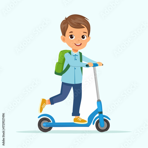 Petit garçon joyeux et souriant qui fait de la trottinette, isolé, fond clair