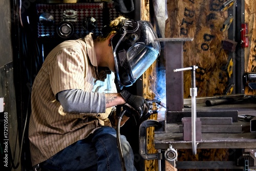 溶接をする人