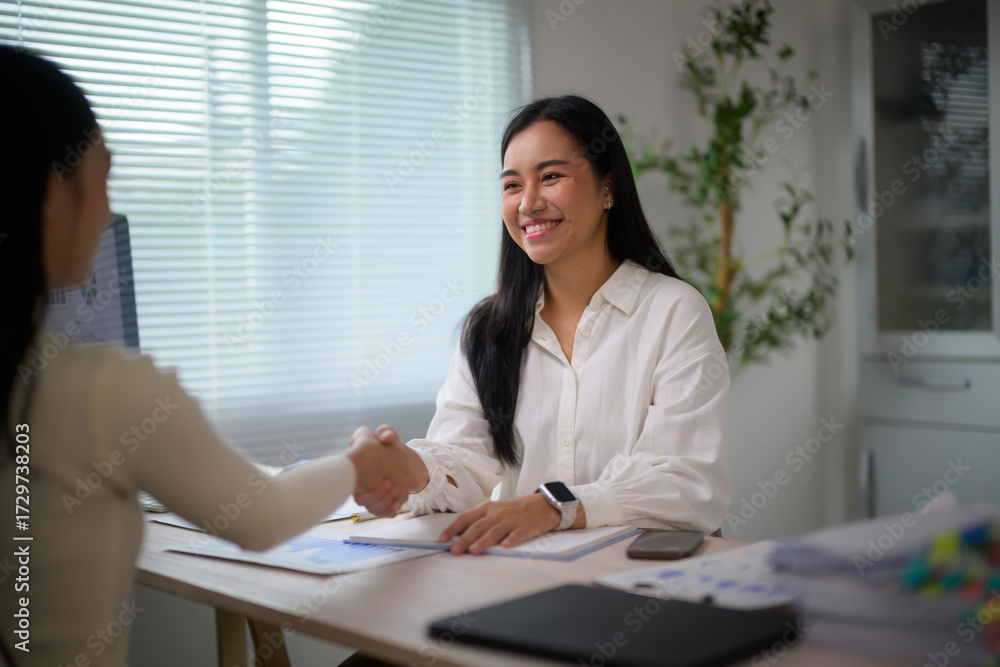 Obraz premium Businesswoman meeting client shaking hands making agreement in office