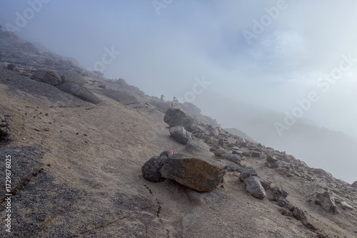 甲斐駒ヶ岳　霧の中の斜面