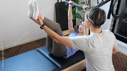 マシンピラティスのトレーニングを受ける女性