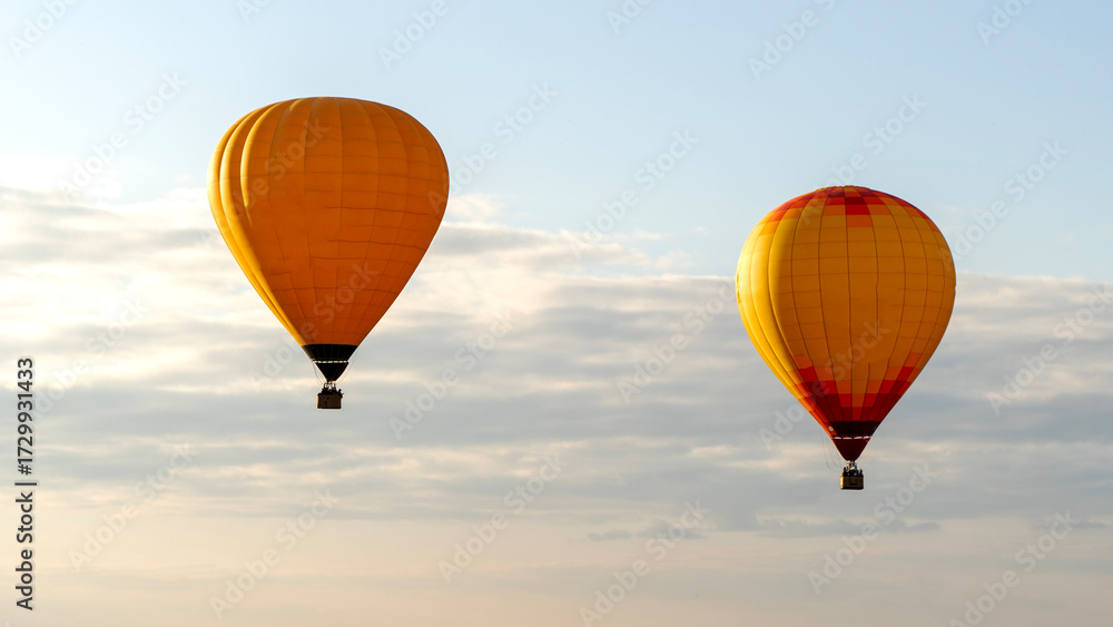 Naklejka premium Balloons or balloons at sunset