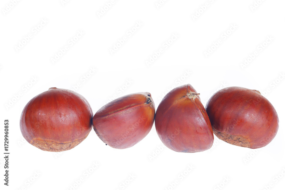 Obraz premium Chestnuts on a white background