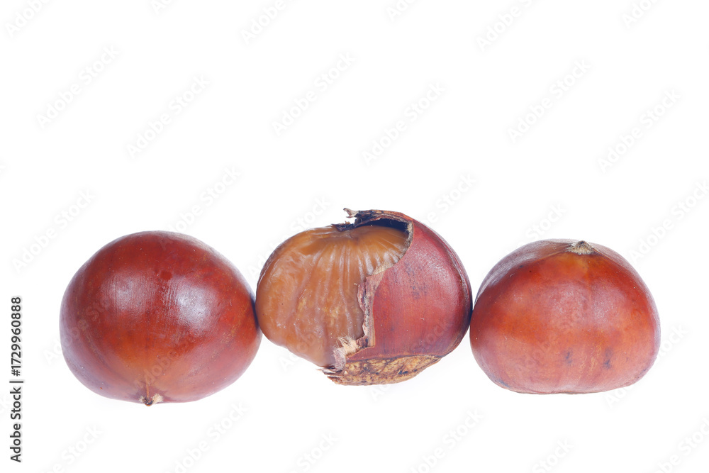 Obraz premium Chestnuts on a white background