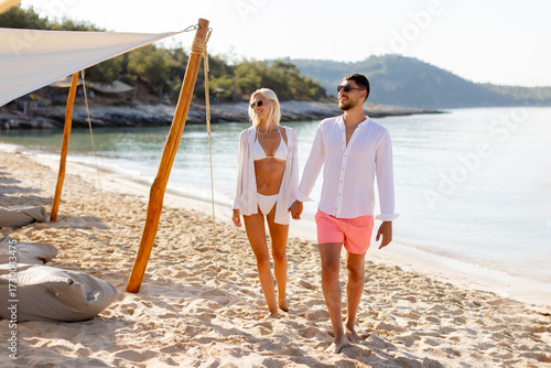 Couple enjoys a romantic be...