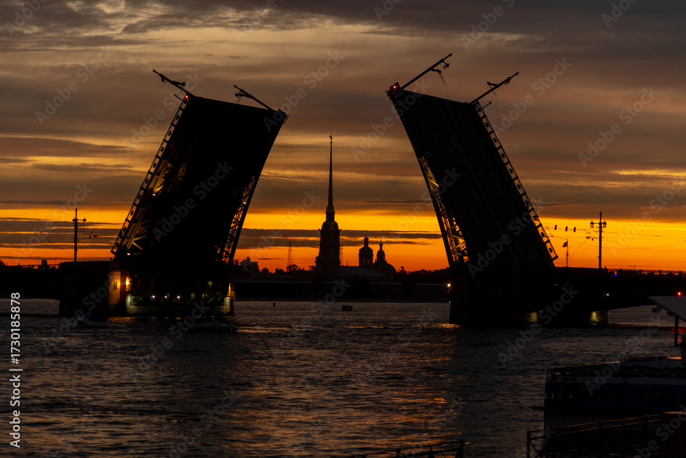Obraz premium Sunset over the Neva River with raised bridges in Saint Petersburg