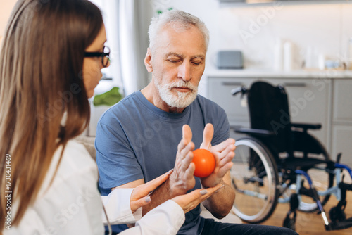 Foto Senior man doing rehabilitation exercises with doctor