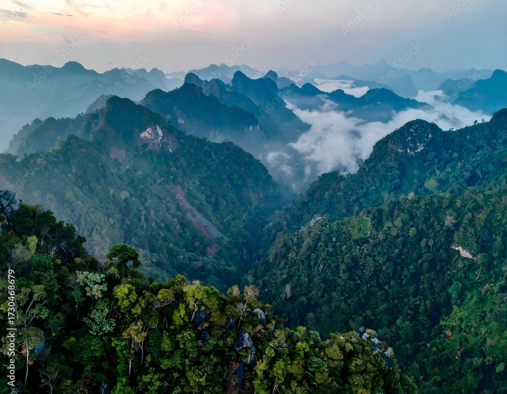 Obraz premium Misty Mountains in Southern Thailand