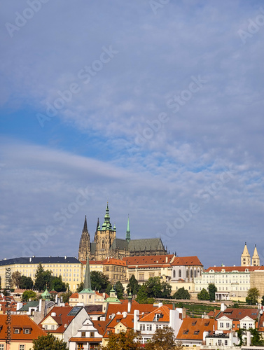 Canvas Print Stunning View of Prague Castle and City Skyline: Iconic European Landmark for Travel Photography and Digital Use