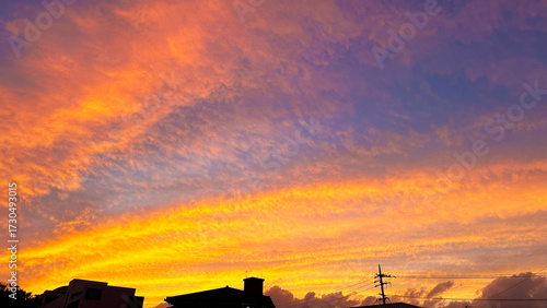 Foto 日常の中で見られる青とオレンジの夕焼け空