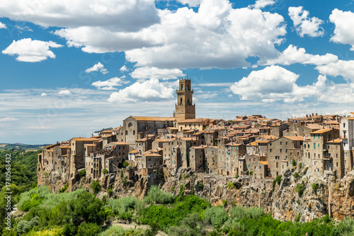 Obraz na płótnie Pitigliano town buildings clinging to tufa cliff tuscany