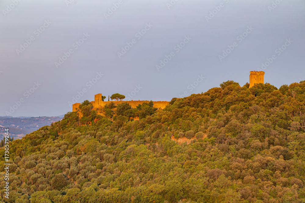 Obraz premium Pienza hilltop ancient fortress tower in Tuscany