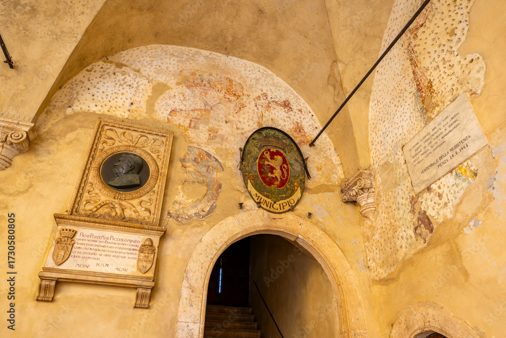 Obraz premium Pienza municipality coats of arms and Piccolomini plaque