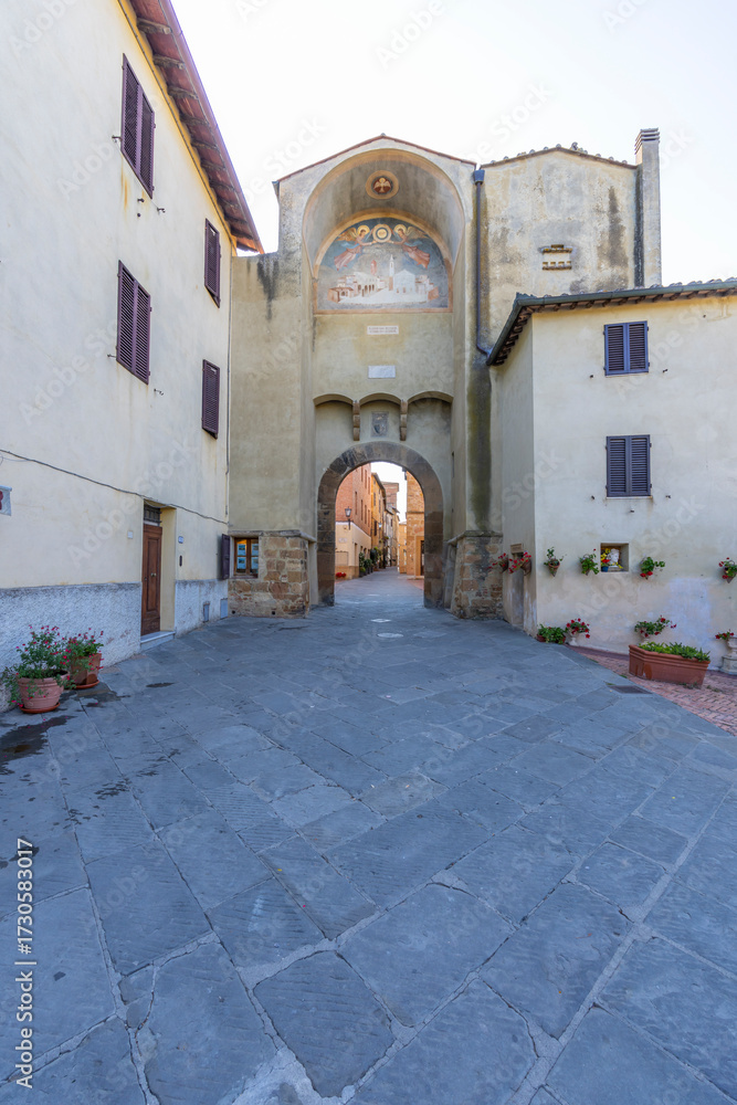 Naklejka premium Archway and fresco painting in Pienza, Tuscany, Italy