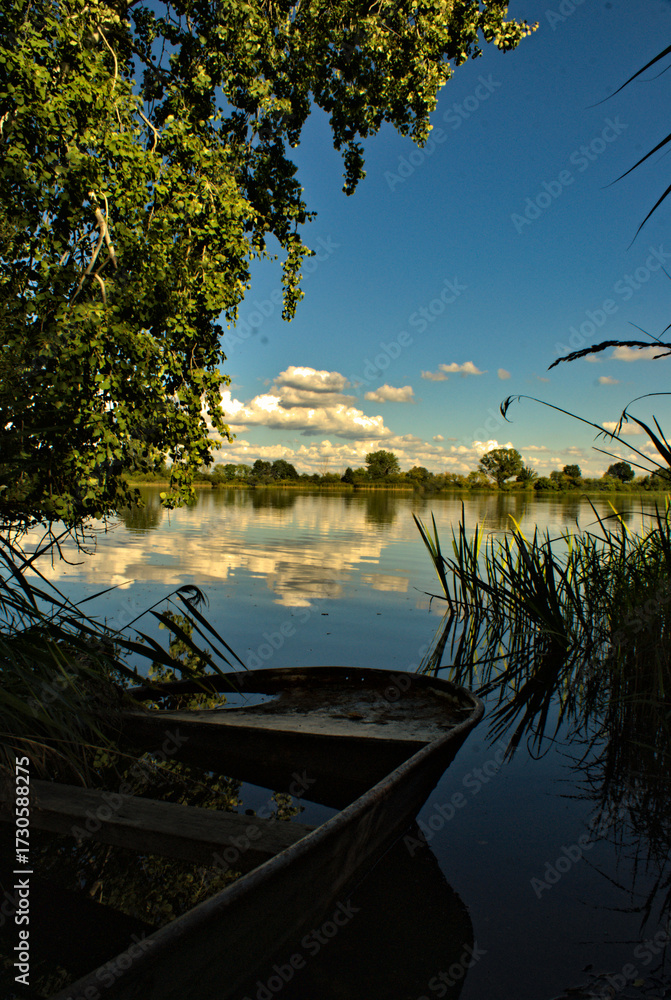 Obraz premium boat near the lake