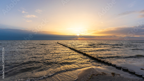 Wunderschöner Sonnenuntergang hinten Buhnen an der Ostsee