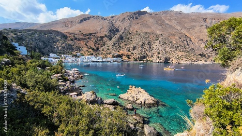 Foto View of the Cretan town of Loutro from a distance.