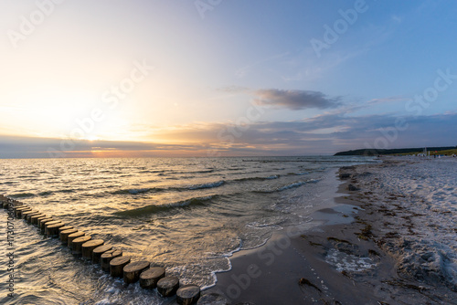 Wunderschöner Sonnenuntergang hinten Buhnen an der Ostsee