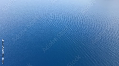 Vol de drone rasant une mer bleu profond sans horizon visible