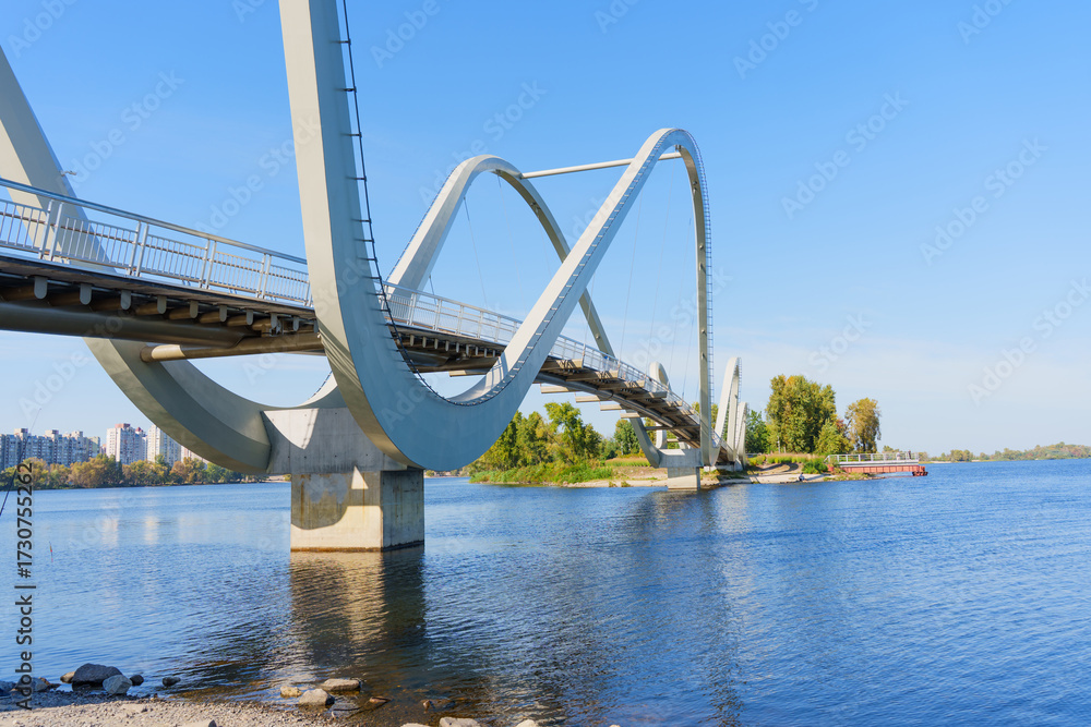 Naklejka premium Wavy Bridge Over the Dnieper River in Kyiv Offering Scenic Views of the Landscape