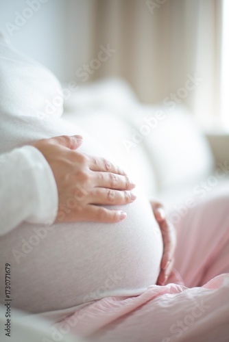 Foto pregnant woman holding her belly with her hands