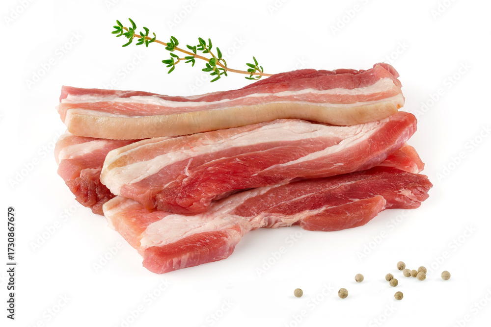 Obraz premium poitrine de porc fraiche en tranches sur fond blanc