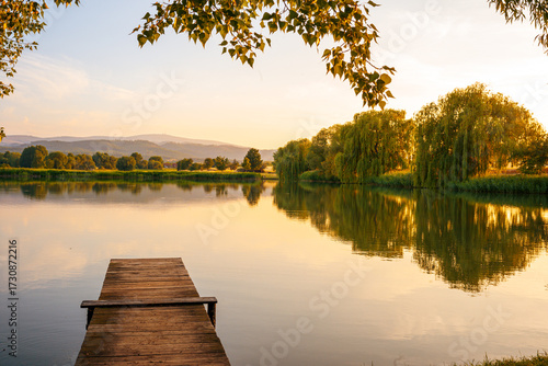 Ruhiger Sommerabend am Teich mit Steg