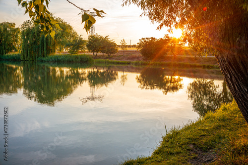Spiegelung im Wasser bei Sonnenuntergang