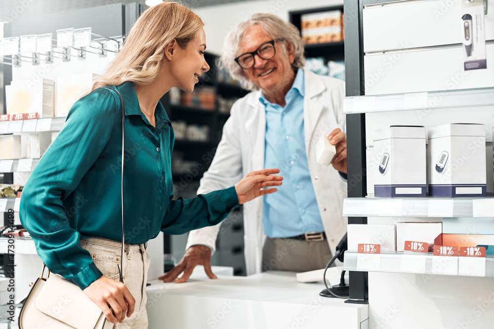 Obraz premium Pharmacist assisting female customer with medication choice at modern pharmacy