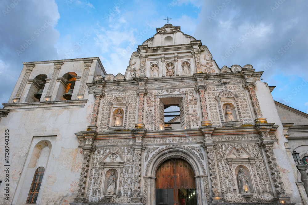 Fototapeta premium Quetzaltenango, Guatemala - July 13, 2025: Cathedral of the Holy Spirit in Quetzaltenango, Guatemala.