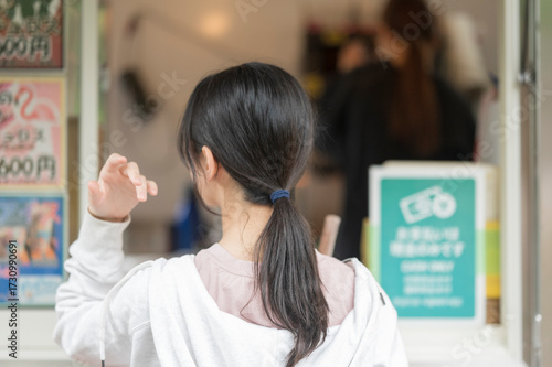 注文の品を店先で待つ女の子