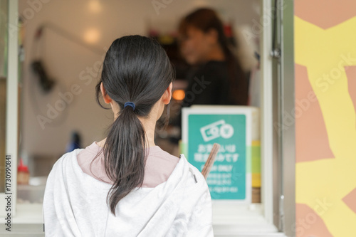 自分の番を待つ女の子