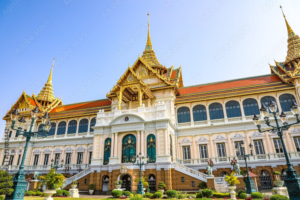 Naklejka premium The Grand Palace was built same time as Bangkok. royal residences include Dusit Maha Prasat Throne Hall, Aphorn Phimok Prasat Throne Hall, Phiman Rattaya Throne Hall, Chakri Maha Prasat Throne Hall.