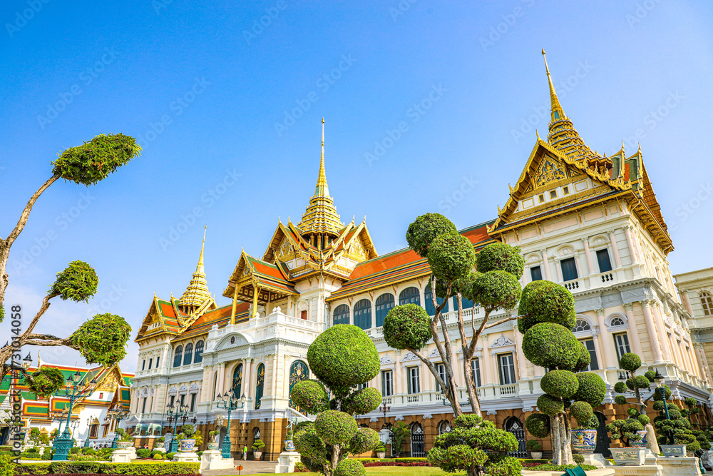 Obraz premium The Grand Palace was built same time as Bangkok. royal residences include Dusit Maha Prasat Throne Hall, Aphorn Phimok Prasat Throne Hall, Phiman Rattaya Throne Hall, Chakri Maha Prasat Throne Hall.