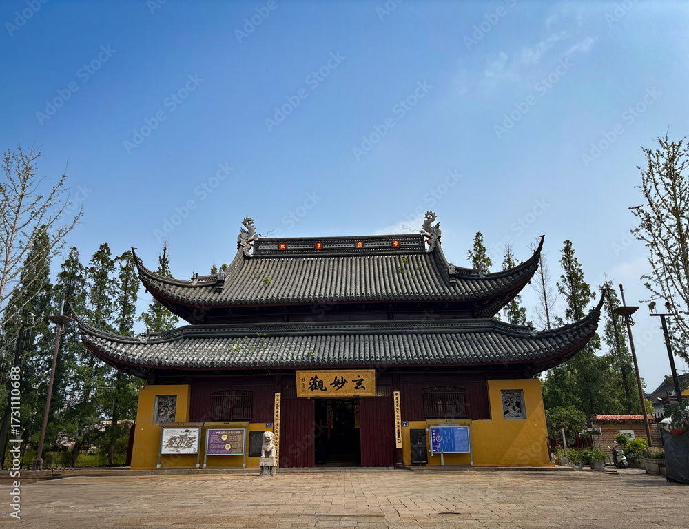 Fototapeta premium 伝統的な屋根装飾が美しい歴史ある寺院の正面風景