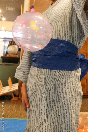 ヨーヨー釣りで遊ぶ浴衣を着た女の子