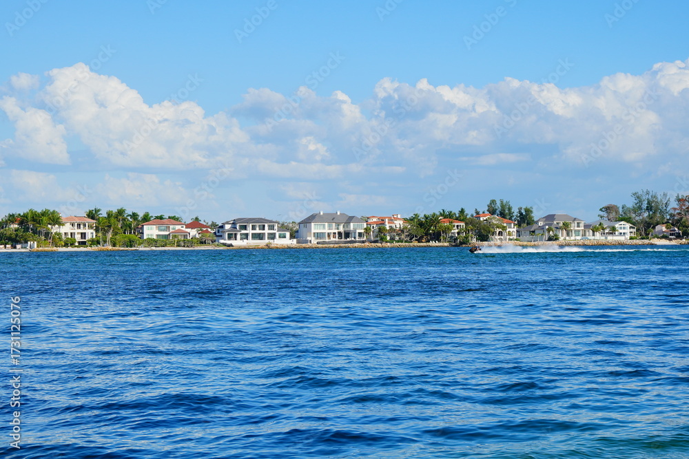 Naklejka premium Sarasota, Florida USA - Sep 15, 2025: the sarasota beach sun set landscape