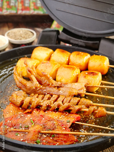 Obraz na płótnie Grilled Meat and Vegetable Skewers on Electric BBQ Grill with Golden Brown Char