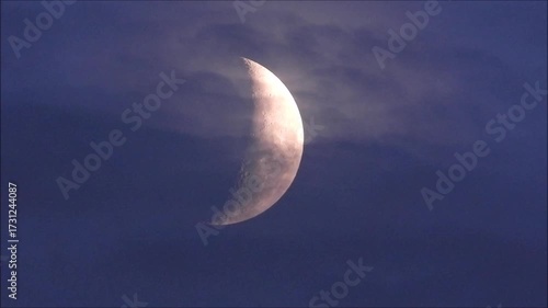 夜空に浮かぶ三日月