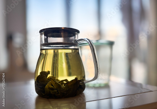 ガラスのティーポットに入った緑茶と広がる茶葉の透明感ある風景