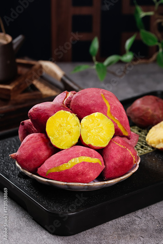 Schilderij op canvas Fresh Roasted Tianmu Mountain Yams with Golden Yellow Flesh on Rustic Plate