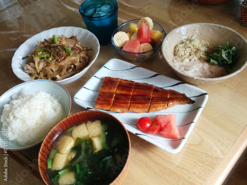 Doyo no Ushi Day Menu - An example of a grilled fish set meal with grilled eel as the main dish (includes a small dish and dessert) / 土用の丑の日メニュー～鰻の蒲焼きをメインにセットした焼き魚定食の一例 (小鉢，デザート付きプラン)