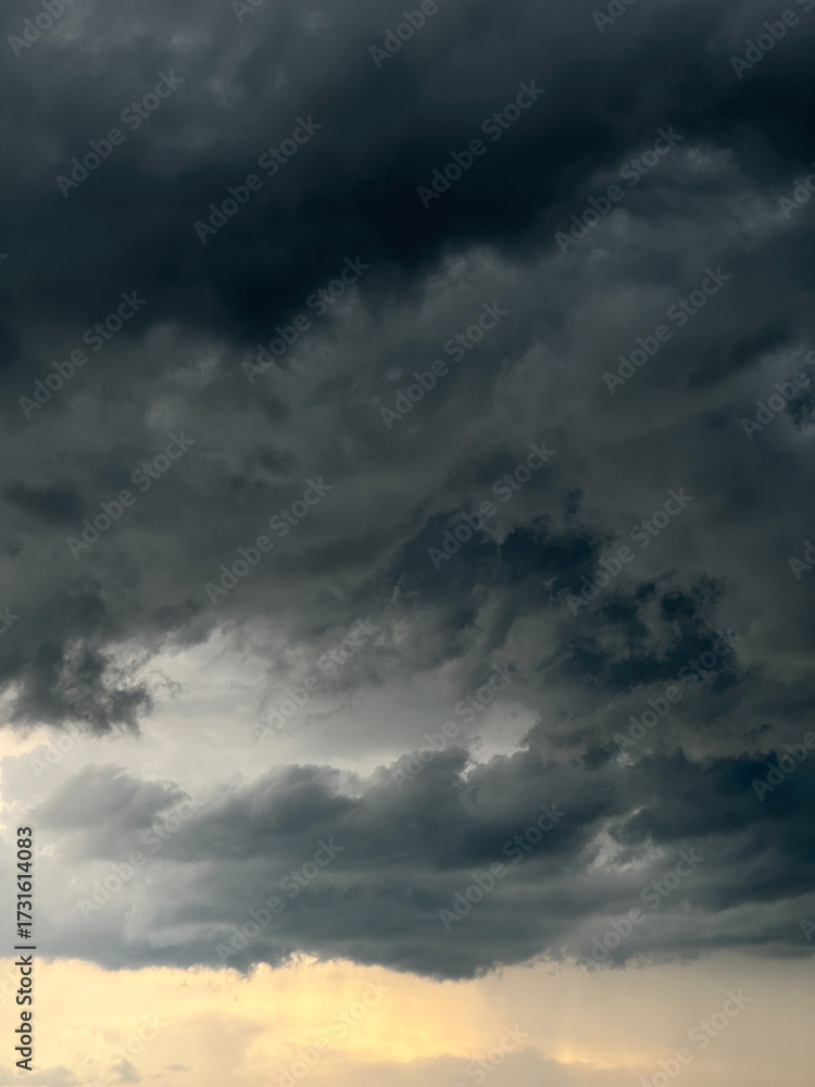 Obraz premium Beautiful nature view with cloudy sky before rain dark clouds on a summer evening.